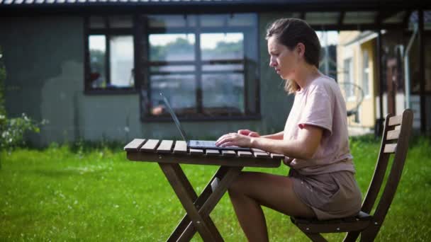 Freelancer mujer trabaja desde la casa de campo — Vídeos de Stock