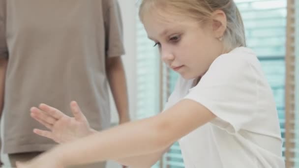 Lány segít anya penész cookie-k — Stock videók