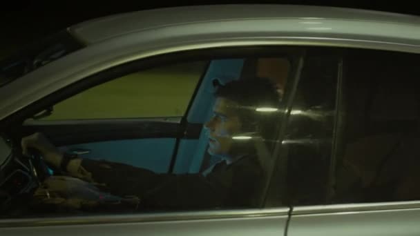 Ο άνθρωπος οδηγεί αυτοκίνητο τη νύχτα — Αρχείο Βίντεο