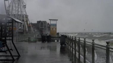 Çarpan Dalgalarla Fırtınalı Deniz