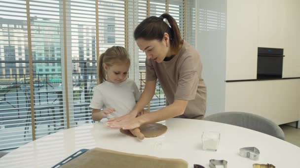 Menina ajuda mãe a fazer biscoitos — Vídeo de Stock
