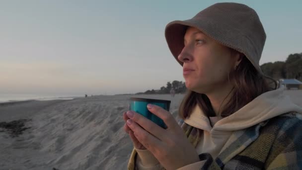 女は海岸でお茶を飲む — ストック動画