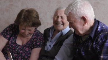 Ailesi olan bir kadın video görüşmesi yapıyor.