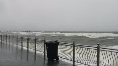 Çarpan Deniz Dalgalarıyla Fırtınalı