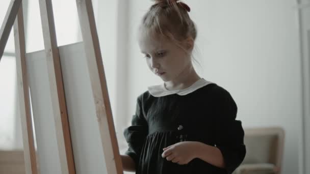 Little Girl Paint A Picture On Easel — Stock Video