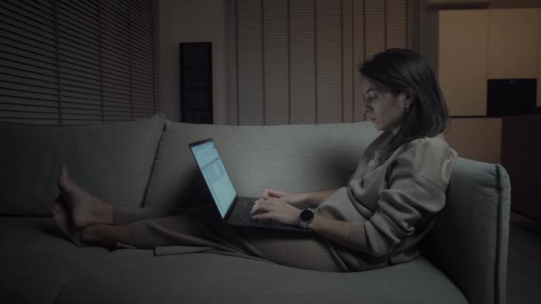 Γυναικείος ελεύθερος επαγγελματίας εργάζεται αργά τη νύχτα — Αρχείο Βίντεο