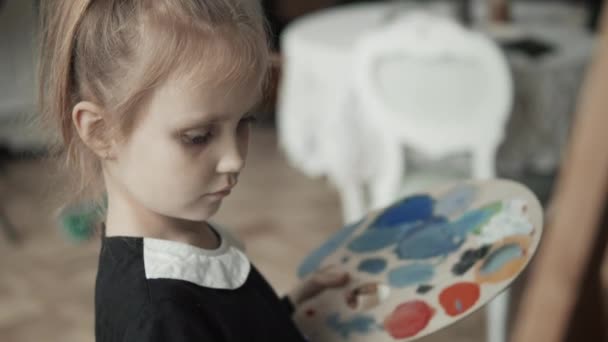 Детская живопись на холсте в художественной студии — стоковое видео