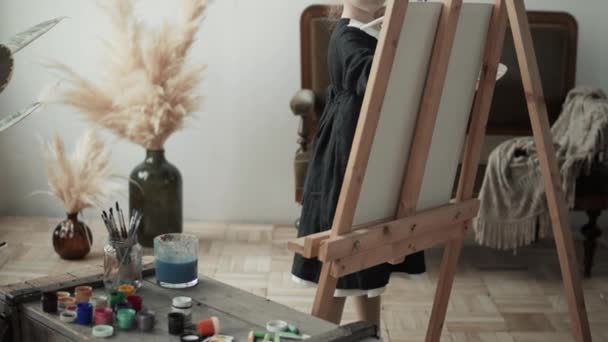 Ragazza che dipinge su tela in Art Studio — Video Stock