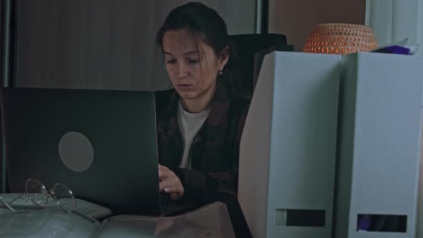 Unavená žena pracující z domova — Stock video