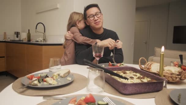 Joyeux repas de famille à la maison — Video