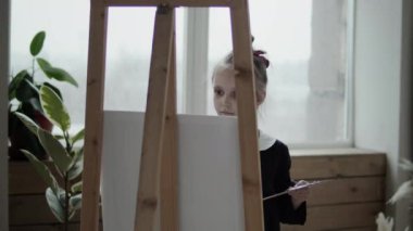 Easel 'de Resim Yapan Küçük Kız