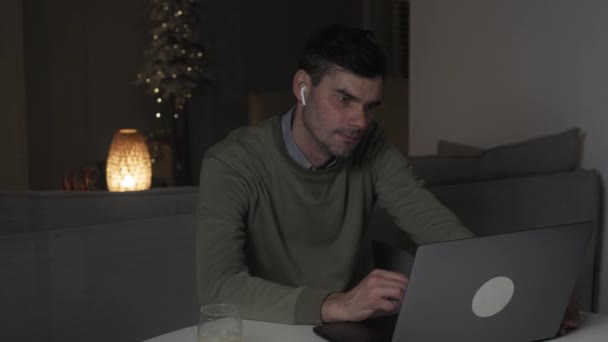 Man gebruikt laptop computer 's nachts — Stockvideo