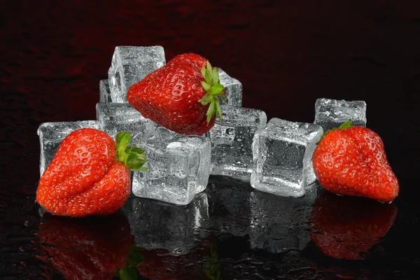Färska jordgubbar med isbitar Stockfoto