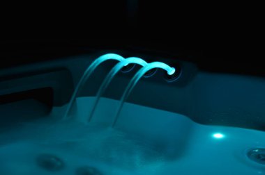 Geceleri bir kaplıcaya bak 