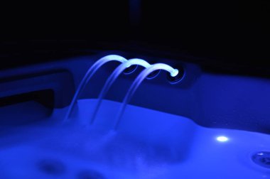 Geceleri bir kaplıcaya bak 