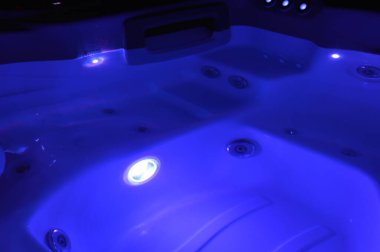 Geceleri bir kaplıcaya bak 