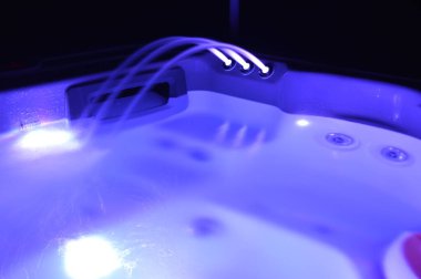 Geceleri bir kaplıcaya bak 