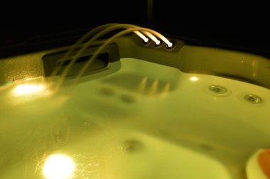 Geceleri bir kaplıcaya bak 