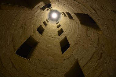 Yüksek bir taş kuleye yakınlaştır