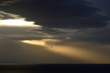 Gün batımı ve fırtınalı bulutlar 