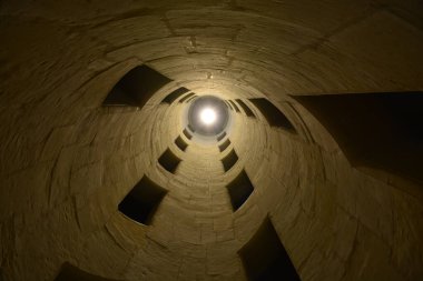 Uzun taş bir kuleye zum yap, Chambord.