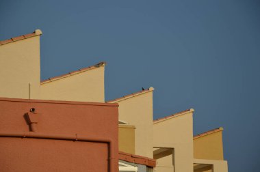 Gökyüzünde mavi gökyüzü arkaplanlı çatılar