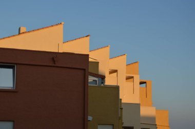 Gökyüzünde mavi gökyüzü arkaplanlı çatılar