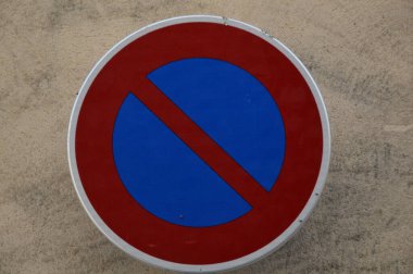 Kısıtlı park yeri işareti