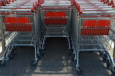 Alışveriş arabalarına yakın çekim