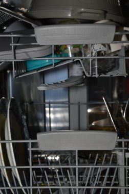 Bulaşık makinesinde kirli bulaşıklarla yakın çekim.