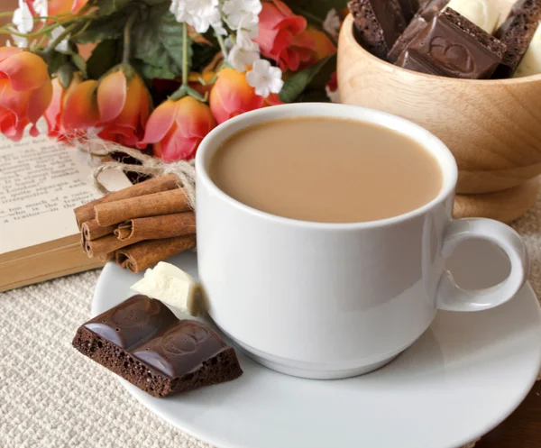 Kaffee mit Milch und Schokolade — Stockfoto