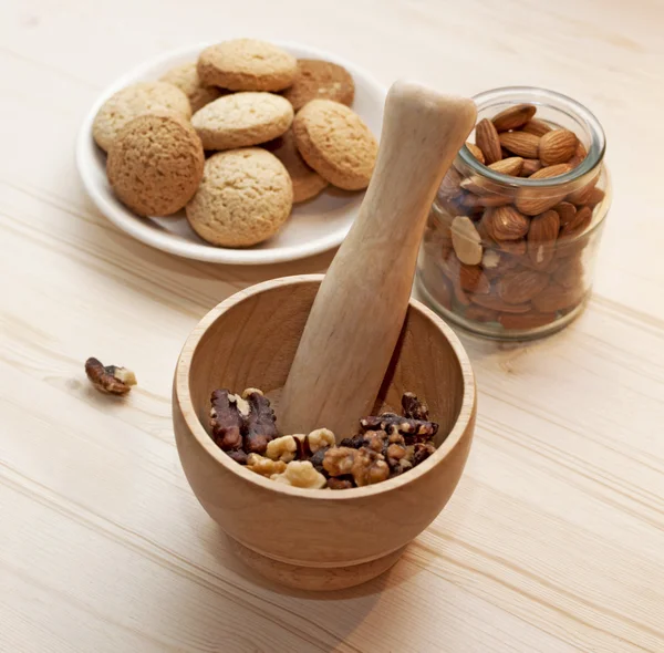 Mortero con nueces, galletas y almendras — Foto de Stock