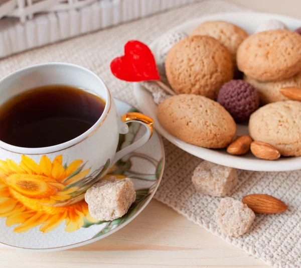 Cup of tea and cookies with love — Stock Photo, Image