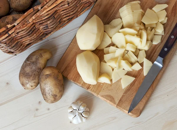 The cut potato on a chopping board — Stock Photo, Image