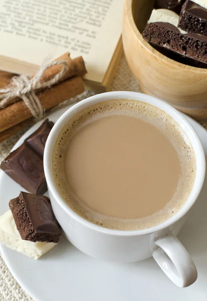 Kopje koffie met melk en chocolade — Stockfoto