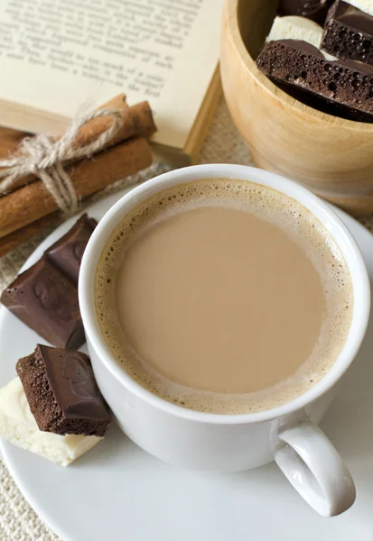 Tazza di caffè con latte e cioccolato — Foto Stock