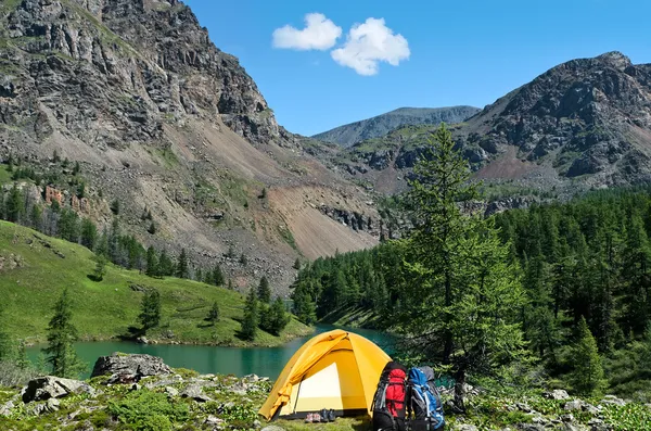 Campingen tält nära en fjällsjö — Stockfoto