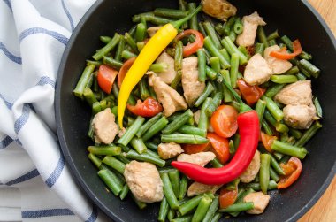 bir tava üzerinde yahni