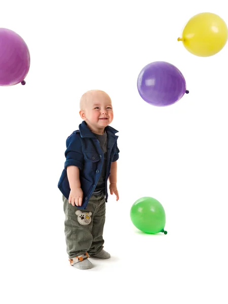 Le petit enfant joue avec les boules — Photo