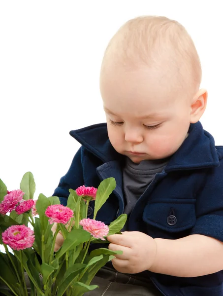 Der kleine Junge mit den Blumen — Stockfoto