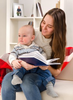 genç anne çocuğa kitap okur.