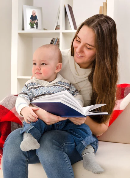 Young mother reads to the child the book — Stock Photo, Image