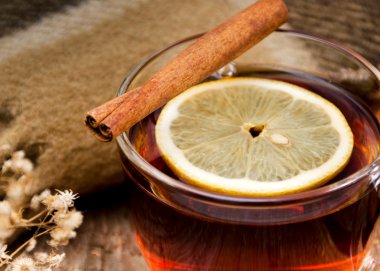 tarçın ve limon ile sıcak bir içecek