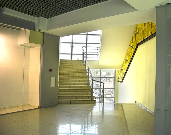 Escalera en edificio de oficinas — Foto de Stock