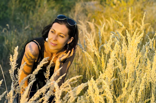 Femme dans l'herbe — Photo