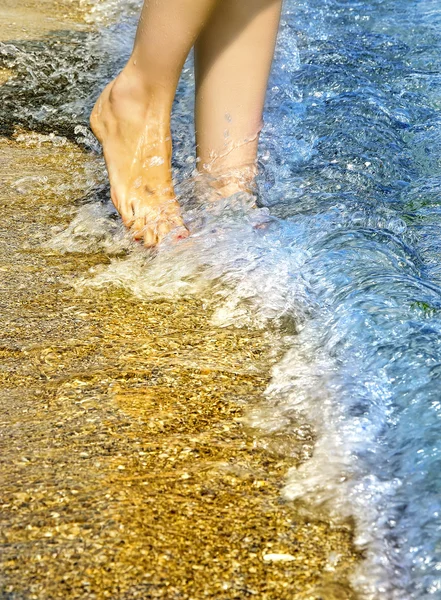 Πόδια που πλένονται στο κύμα στον ωκεανό — Φωτογραφία Αρχείου