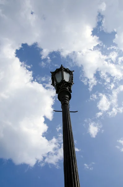 古いポスト トーチ古典的な街灯の空に — ストック写真