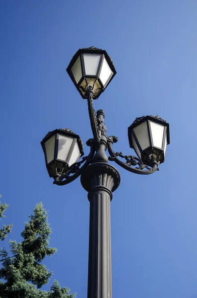 Staré post pochodeň klasické pouliční lampy na obloze — Stock fotografie