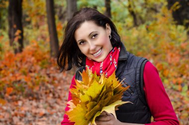 sonbahar parkta yürüyen güzel kadın