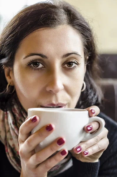 Woman holding cup of coffee — Stock Photo, Image